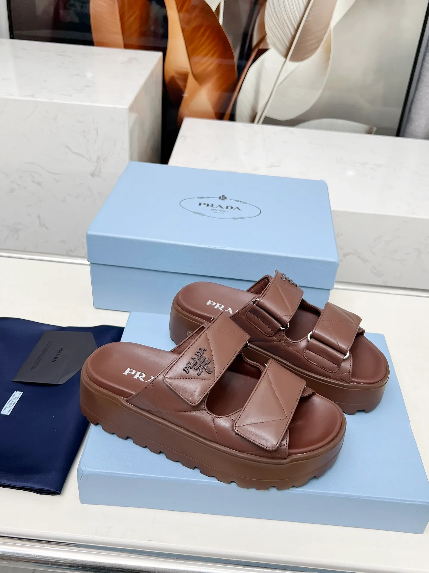 👟👟Ex-factory price 500👟👟 🌸Prada 2025 spring and summer new slippers 💫Velcro sandals The latest catwalk model, classic upgrades, comfort and fashionability coexist. Every color combination looks good, and the design matches different style needs ✅Upper: original customized cowhide ✅Inner lining: original customized sheepskin lining, cowhide feet ✅Outsole: Original molded anti-slip outsole ✅Number of codes: 35-40 (41 customized, non-refundable and non-exchangeable)
